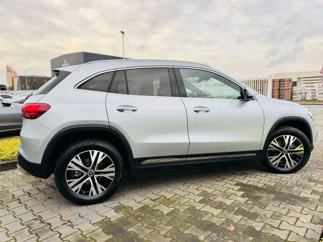 Mercedes-Benz GLA 200 Progressive Sedan