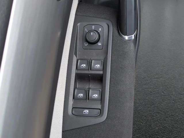 Volkswagen Touran 7-Sitze 1.5TSI*ACC Navi digCock SHZ 2xPDC