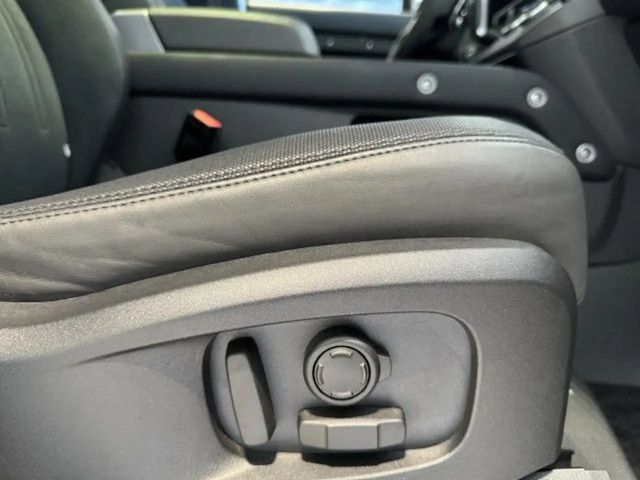 Land Rover Defender 110 Black Pack