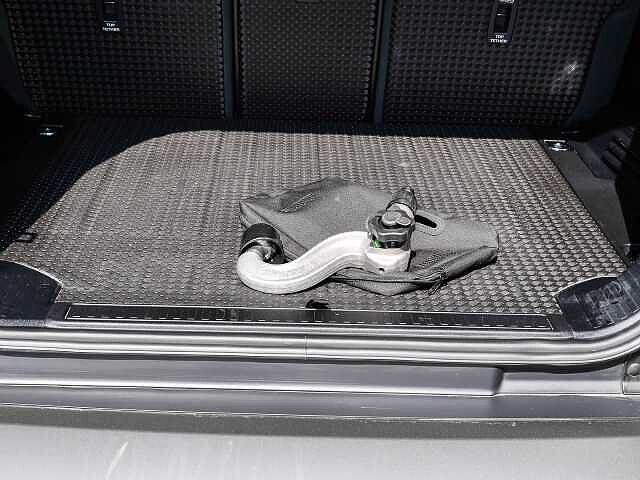 Land Rover Defender 110 Dynamic SE