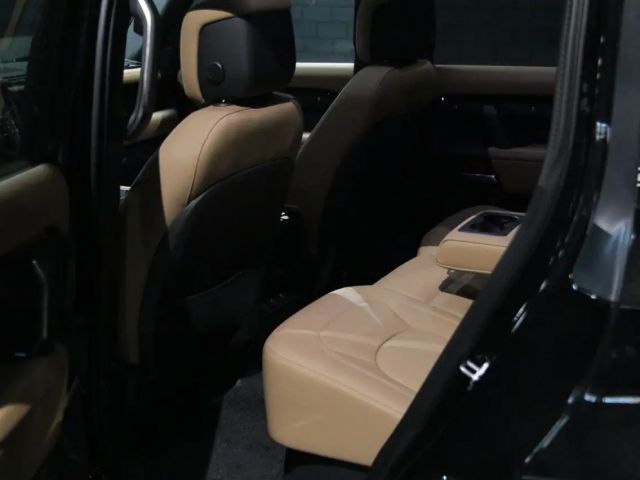 Land Rover Defender 110 D300 Dynamic HSE