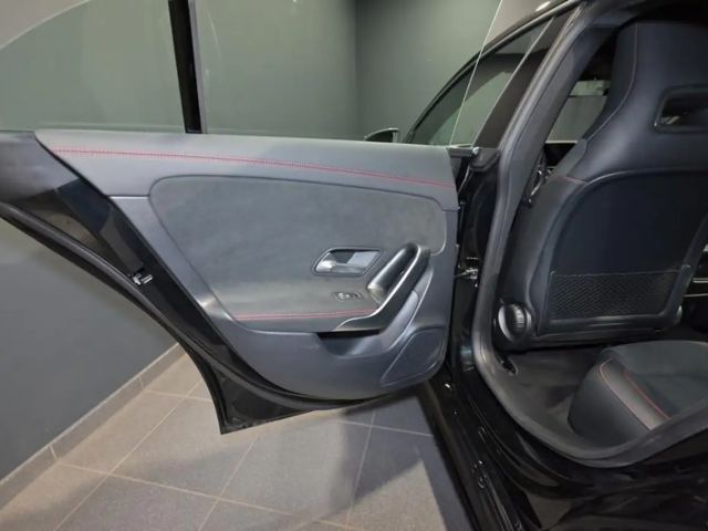 Mercedes-Benz CLA 200 AMG Line Coupé