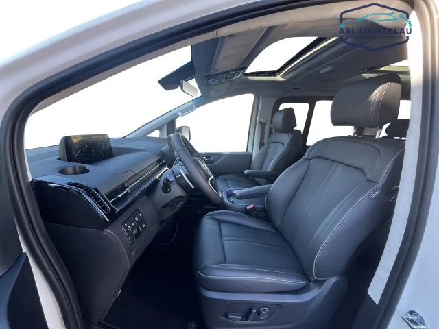 Hyundai Staria Signature