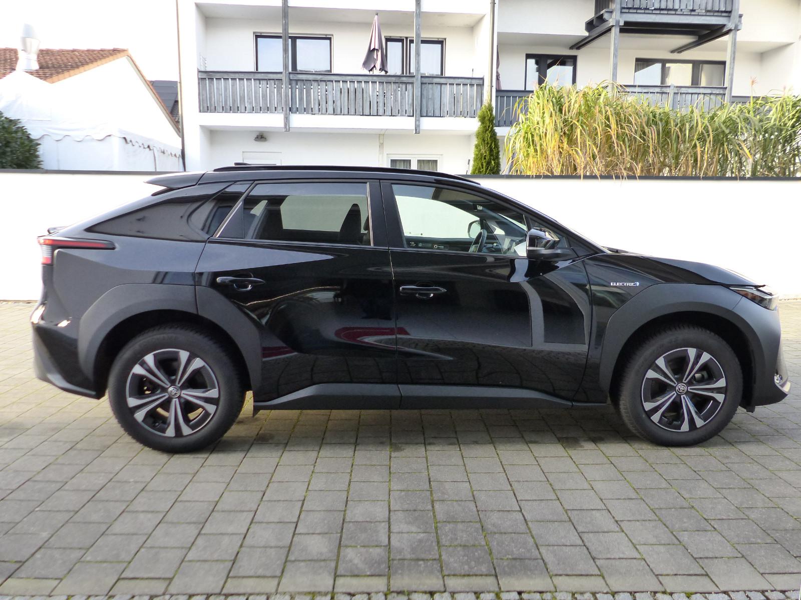 Toyota bZ4X AHK Navi SHZ el.Heckkl.LED Schnell-Ladefunk