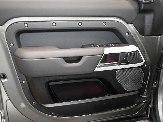 Land Rover Defender 110 Dynamic SE