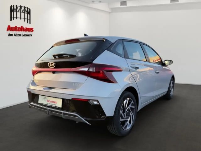 Hyundai i20 AUTOMAT+NAVI+APPLE/ANDROID+SITZHZG+LENKRADHZG+KAME