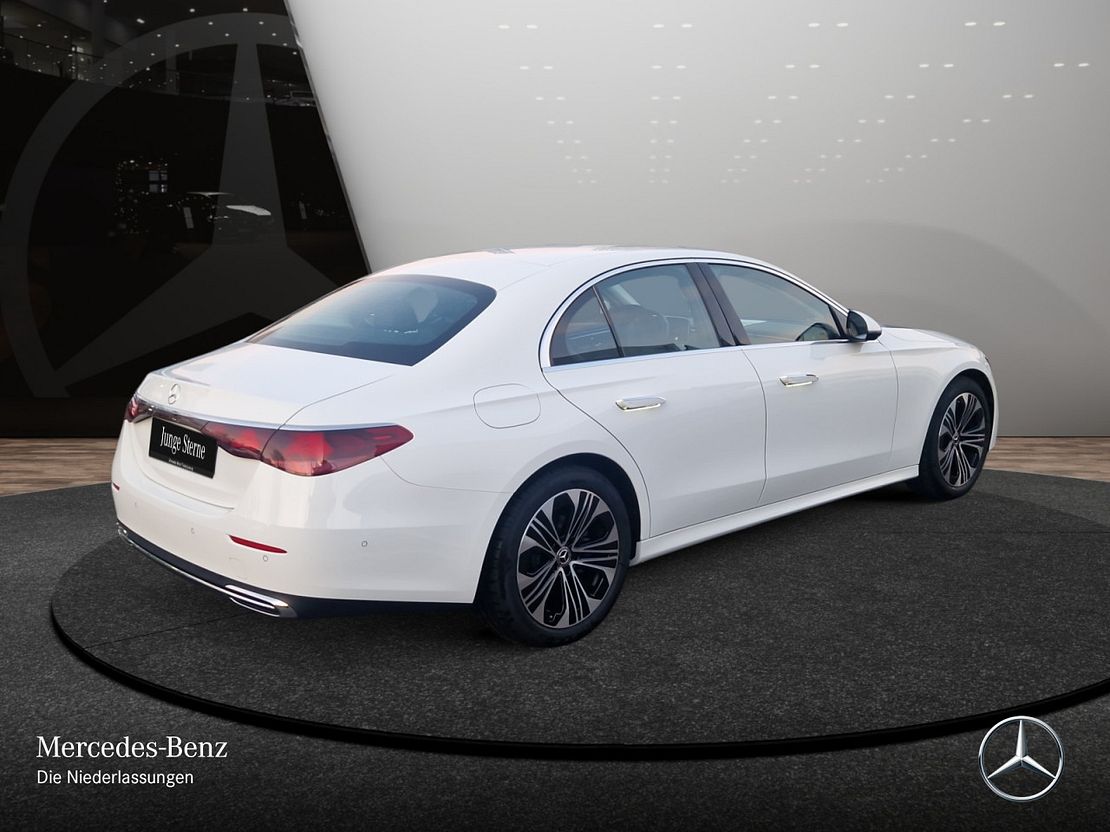 Mercedes-Benz E 200 4MATIC Sedan