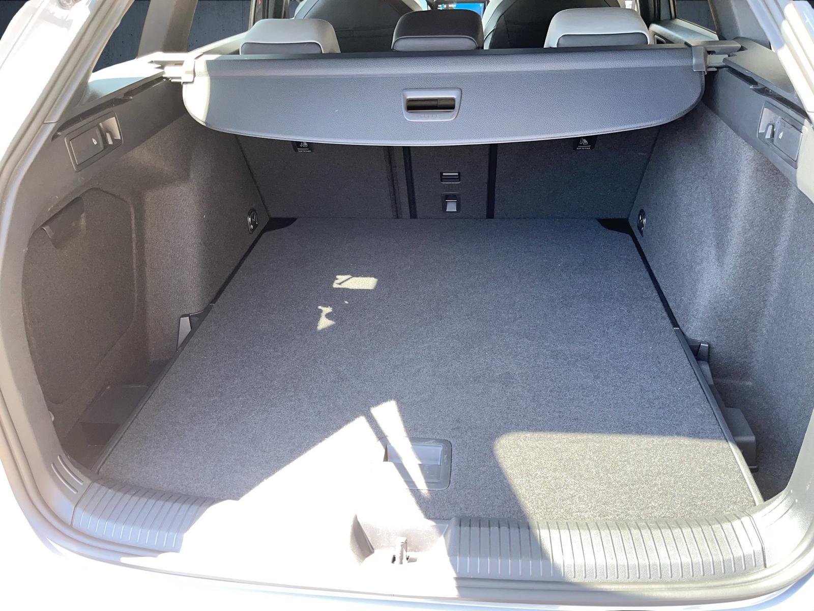 Volkswagen Golf 1.5 eTSI DSG R-Line Variant