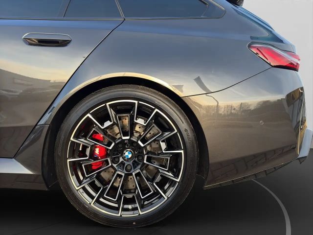 BMW M5 Touring  Anhängerk. Driving+Parkingassist B/W Surr