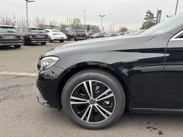 Mercedes-Benz E 200 AVANTGARDE Sedan