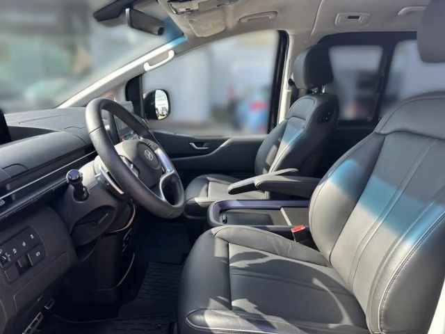 Hyundai Staria Signature