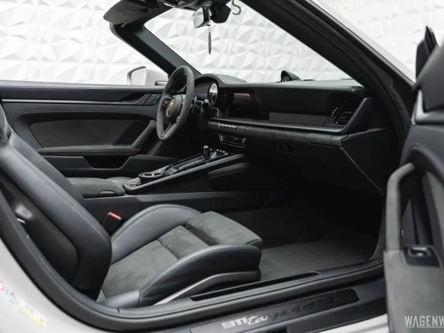 Porsche 992 4 Cabrio GTS Targa