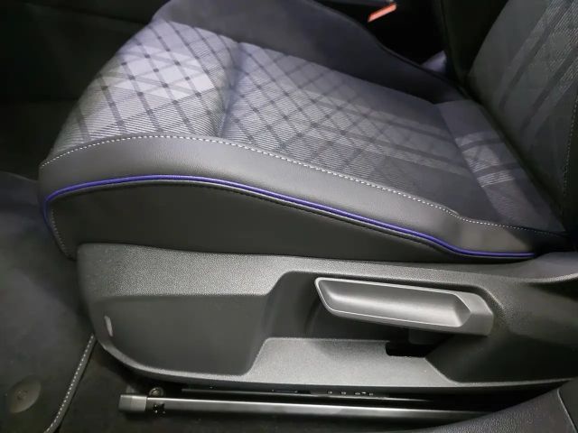 Volkswagen Golf 1.5 eTSI DSG R-Line