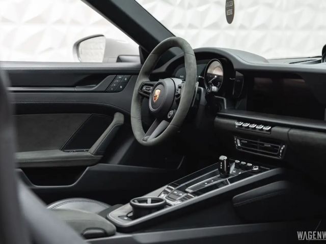 Porsche 992 4 Cabrio GTS Targa