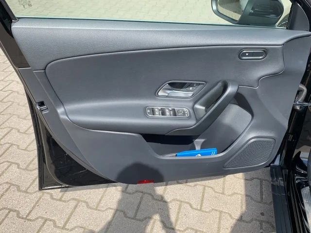 Mercedes-Benz A 180 A 180 KAMERA+TEMPO+MBUX+SPUR/BREMS+NAVI+LED+SHZ