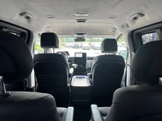 Hyundai Staria Signature