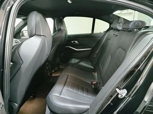 BMW 330 330d M-Sport Sedan