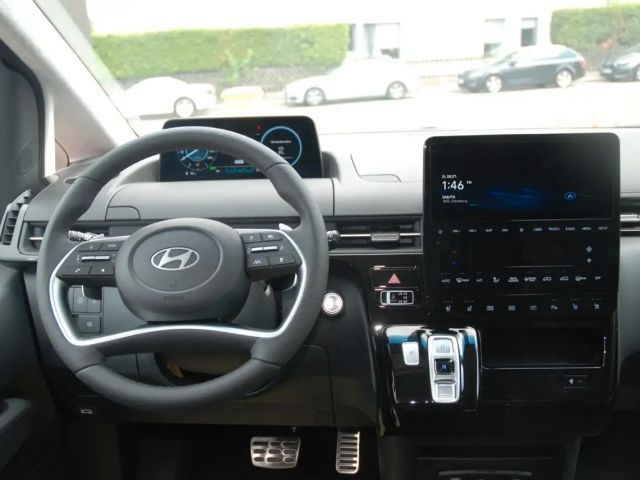 Hyundai Staria Signature