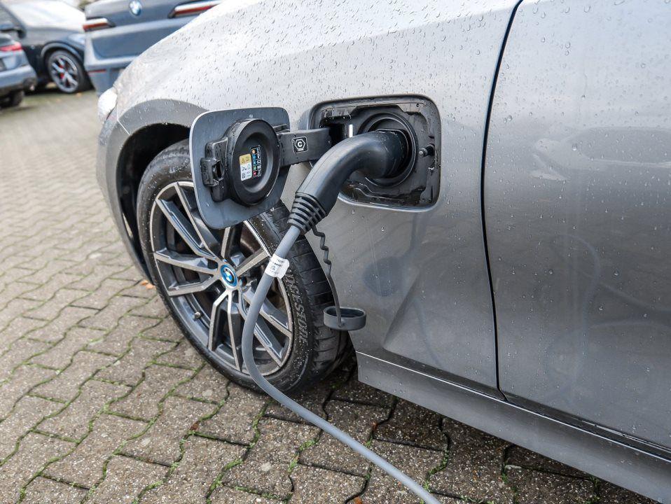 BMW 330 330e Touring