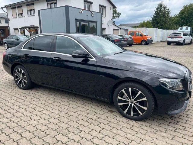 Mercedes-Benz E 300 E 300 e Sedan