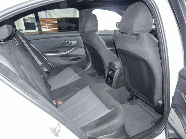 BMW 320 320i M-Sport Sedan