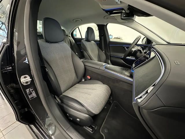 Mercedes-Benz E 300 E 300 e Sedan