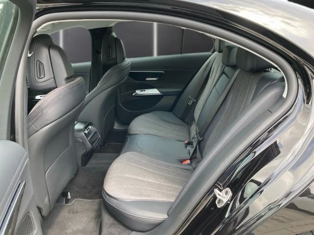 Mercedes-Benz E 200 AVANTGARDE Sedan