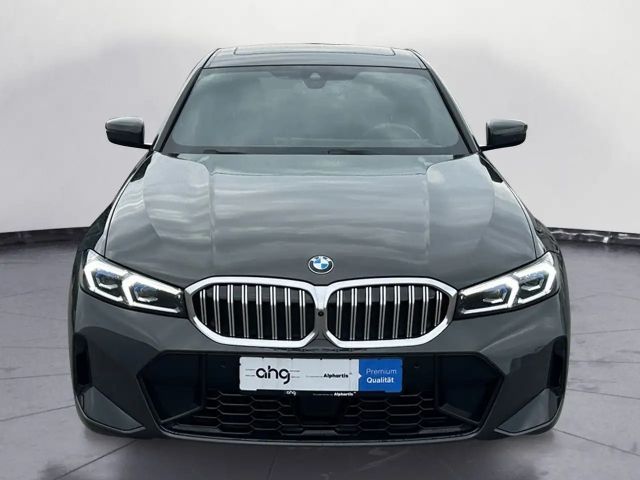BMW 320 320i M-Sport Sedan