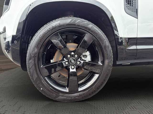 Land Rover Defender 110 Dynamic SE