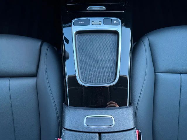 Mercedes-Benz A 180 Pano+Ambiente+MBUX+Keyless+Leder+AMG18`