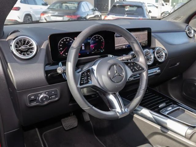 Mercedes-Benz GLA 180 Pano STH W-Paket KeyLess ParkAss. LED