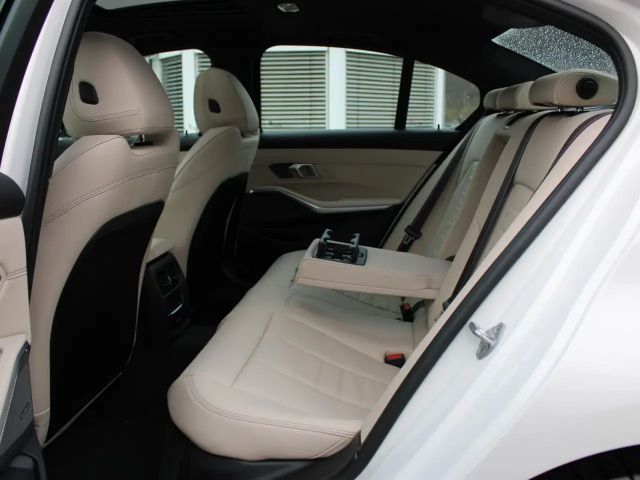 BMW 330 330e M-Sport Sedan xDrive