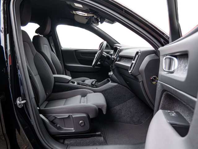 Volvo XC40 AWD Core Recharge Twin Engine