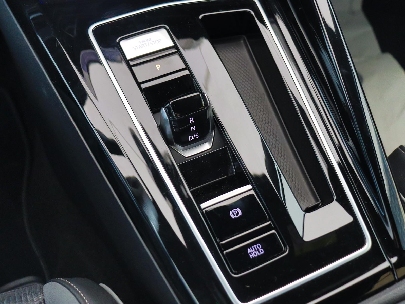 Volkswagen Golf 1.5 eTSI DSG Golf VIII R-Line