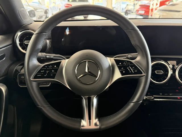 Mercedes-Benz A 180 A 180 d