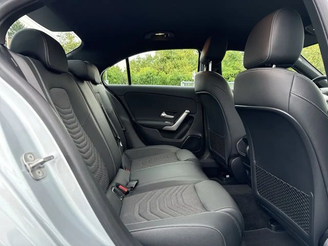 Mercedes-Benz A 200 Limousine PTS Cam Navi Wide LED SHZ