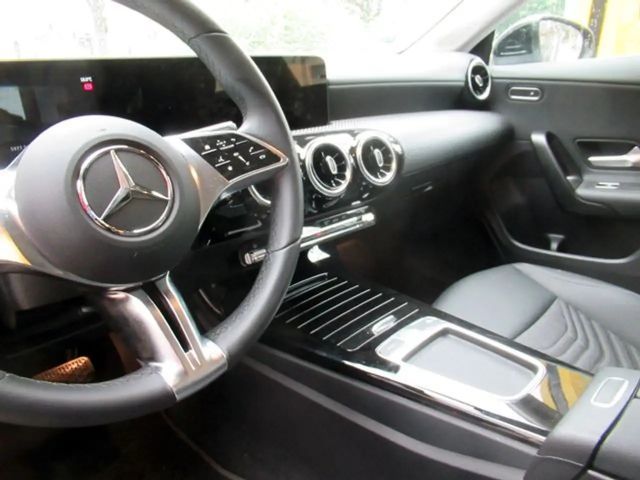 Mercedes-Benz CLA 180 7G-DCT Navi/SHZ/RFK/LED/16Tkm