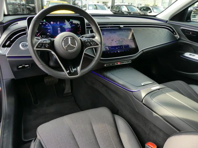 Mercedes-Benz E 200 AVANTGARDE Sedan