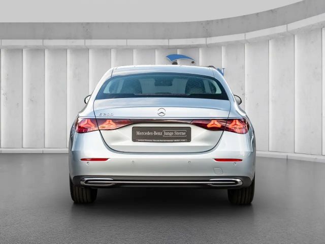 Mercedes-Benz E 200 AVANTGARDE Sedan