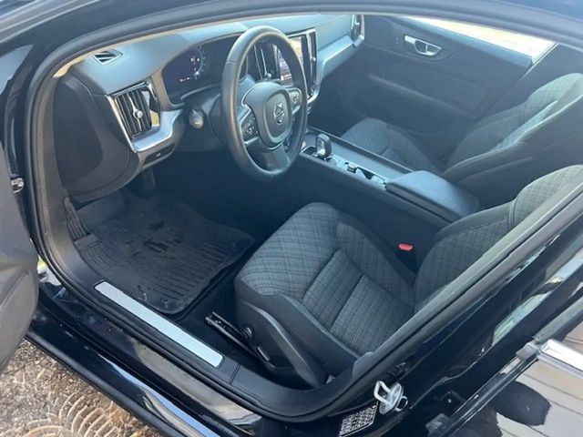 Volvo V60 Core Hybrid