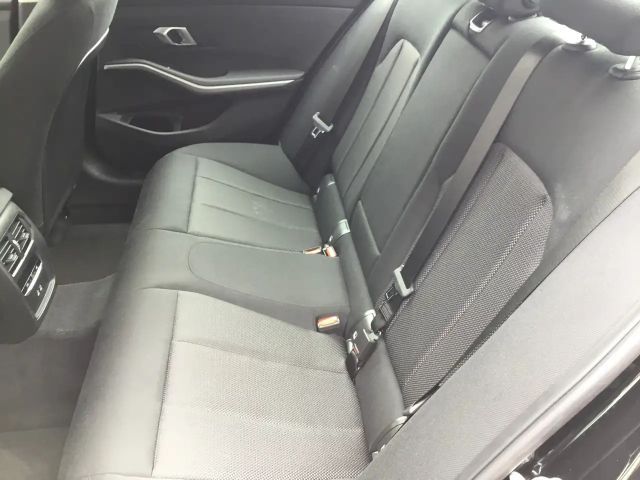 BMW 320 320i Sedan xDrive