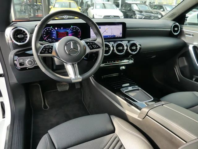 Mercedes-Benz CLA 180 Progressive Sedan