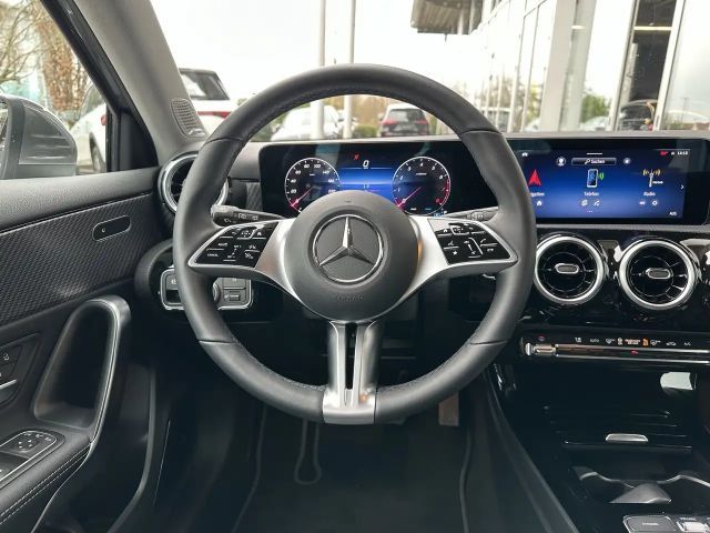 Mercedes-Benz A 180 A 180 Kompakt LED*CAM*MBUX*BURMESTER*TOTWINKEL