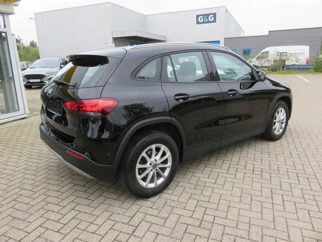 Mercedes-Benz GLA 180 Autom. m. NAVI+RFK+SHZ+TEMP+ALU+PDC+MBUX
