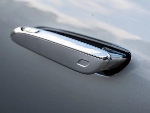 Mercedes-Benz E 200 AVANTGARDE Sedan