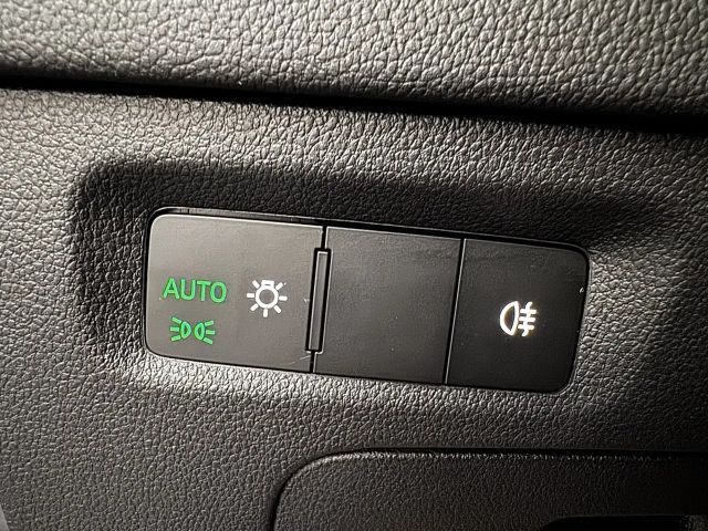 Skoda Octavia Kombi 2,0TDI *LED*AHK*Smart Link*Tempomat*Getön...