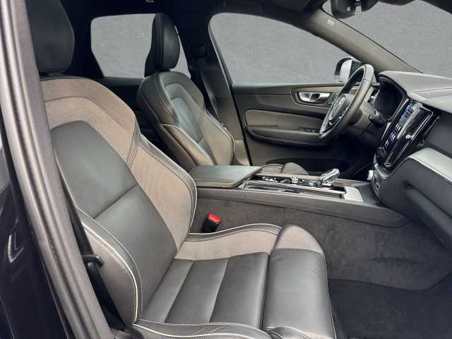 Volvo XC60 AWD Dark Plus