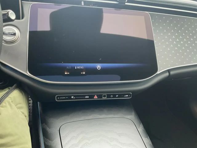 Mercedes-Benz E 200 Sedan