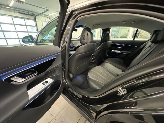 Mercedes-Benz E 300 E 300 e Sedan