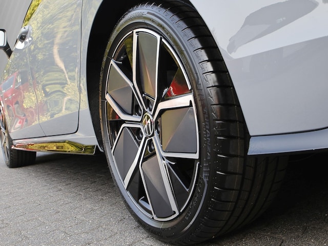 Volkswagen Golf 1.5 eTSI DSG R-Line